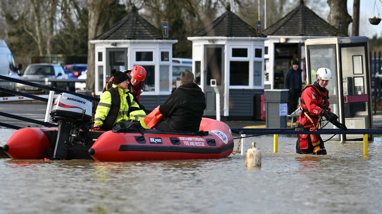 ชาวอังกฤษอ่วม เร่งอพยพประชาชน หลังฝนตกหนัก น้ำท่วมหลายพื้นที่ทั่วประเทศ