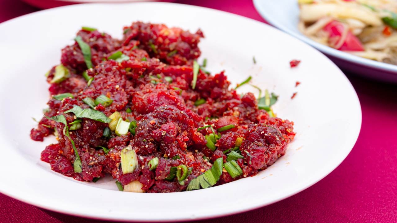 เตือนคนชอบกิน "หมูดิบ" พบคนป่วยเป็น "ไข้หูดับ" เสียชีวิตแล้ว 8 ศพ