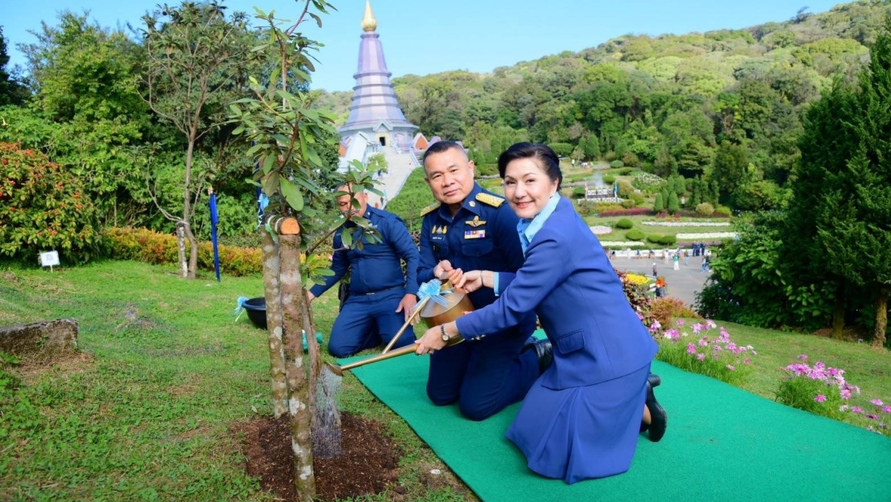 ผบ.ทอ. ขึ้นพระธาตุนภเมทนีดล ถวายพระราชกุศล ในหลวง ร.9 พร้อมมอบทุนการศึกษา