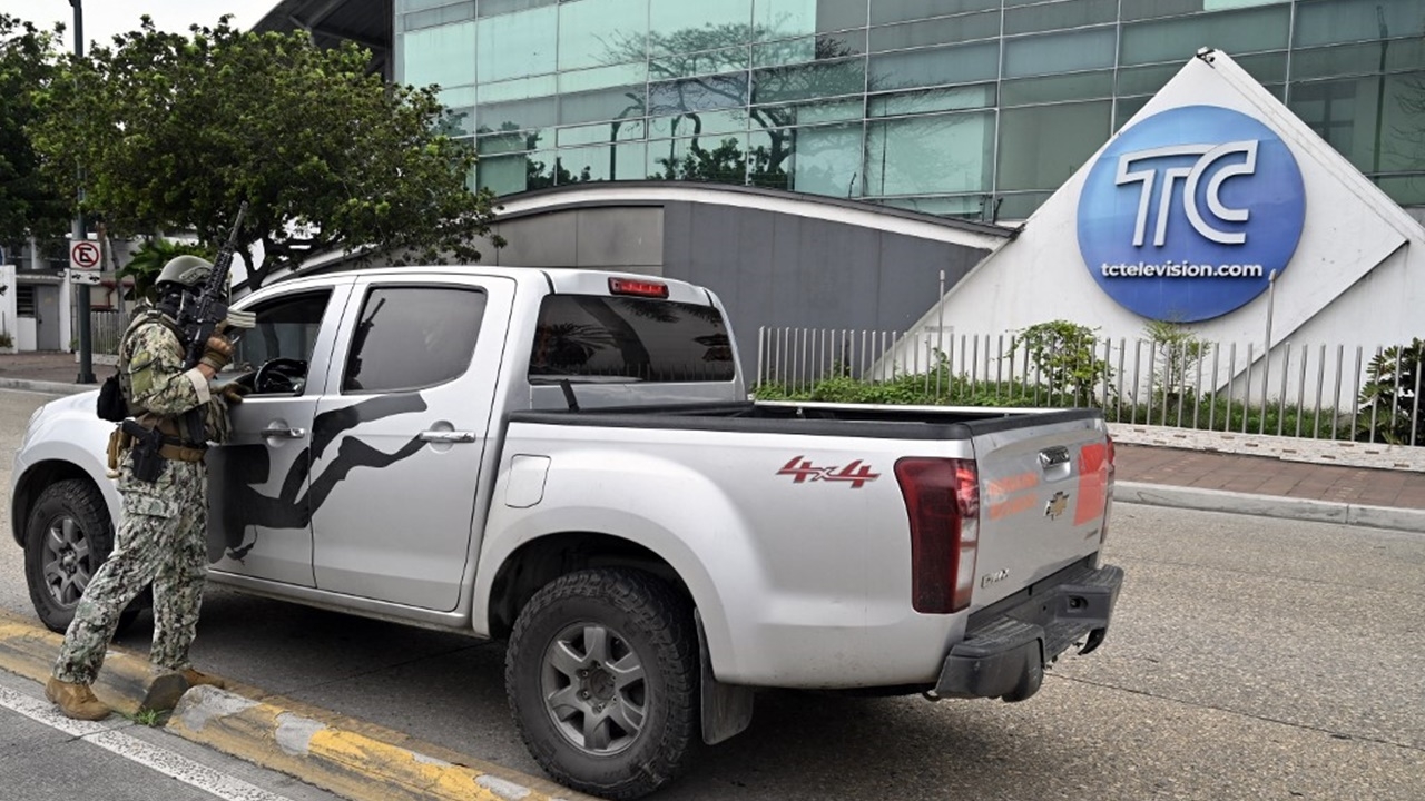 ระทึก กลุ่มมือปืนบุกห้องส่งทีวีเอกวาดอร์ขณะถ่ายทอดสด