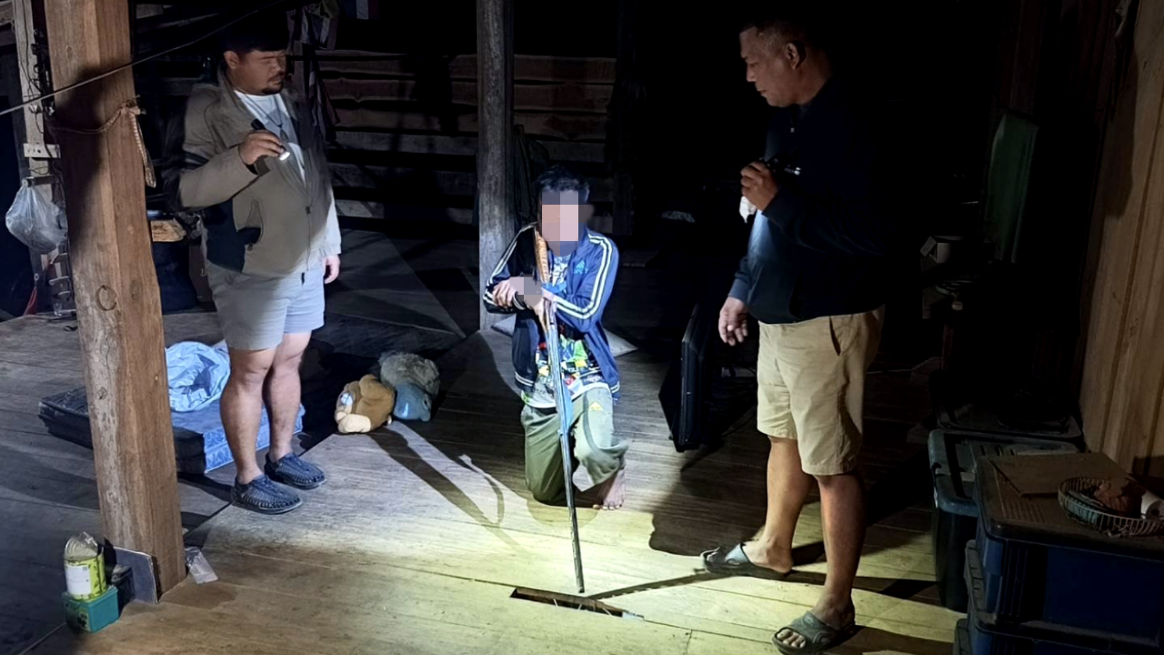 รวบหนุ่มฉุนโหด ลั่นไกลอดพื้น เจาะหัวหนุ่มกรีดยาง ลูกซองยิงดับคาใต้ถุนบ้าน