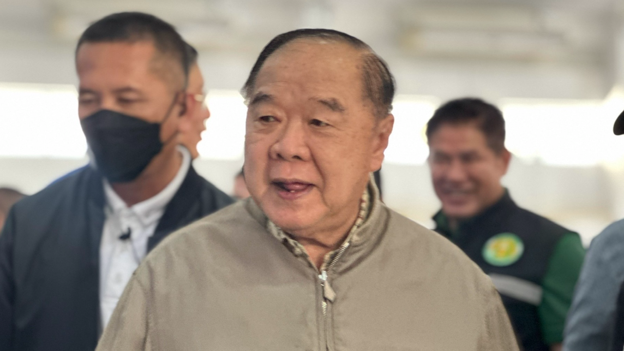 “บิ๊กป้อม” ยัน ไม่ได้ไปไหน ทำงานเบื้องหลัง ไม่ร่วมงานสภา เจ็บขาเพิ่งหาย