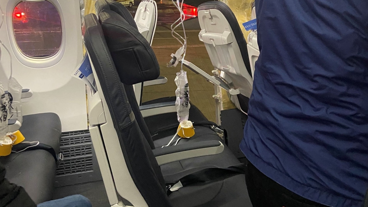 สาวเล่านาทีระทึก นั่งใกล้หน้าต่างเครื่องบินอะแลสกา แอร์ไลน์ หลุดกลางเวหา