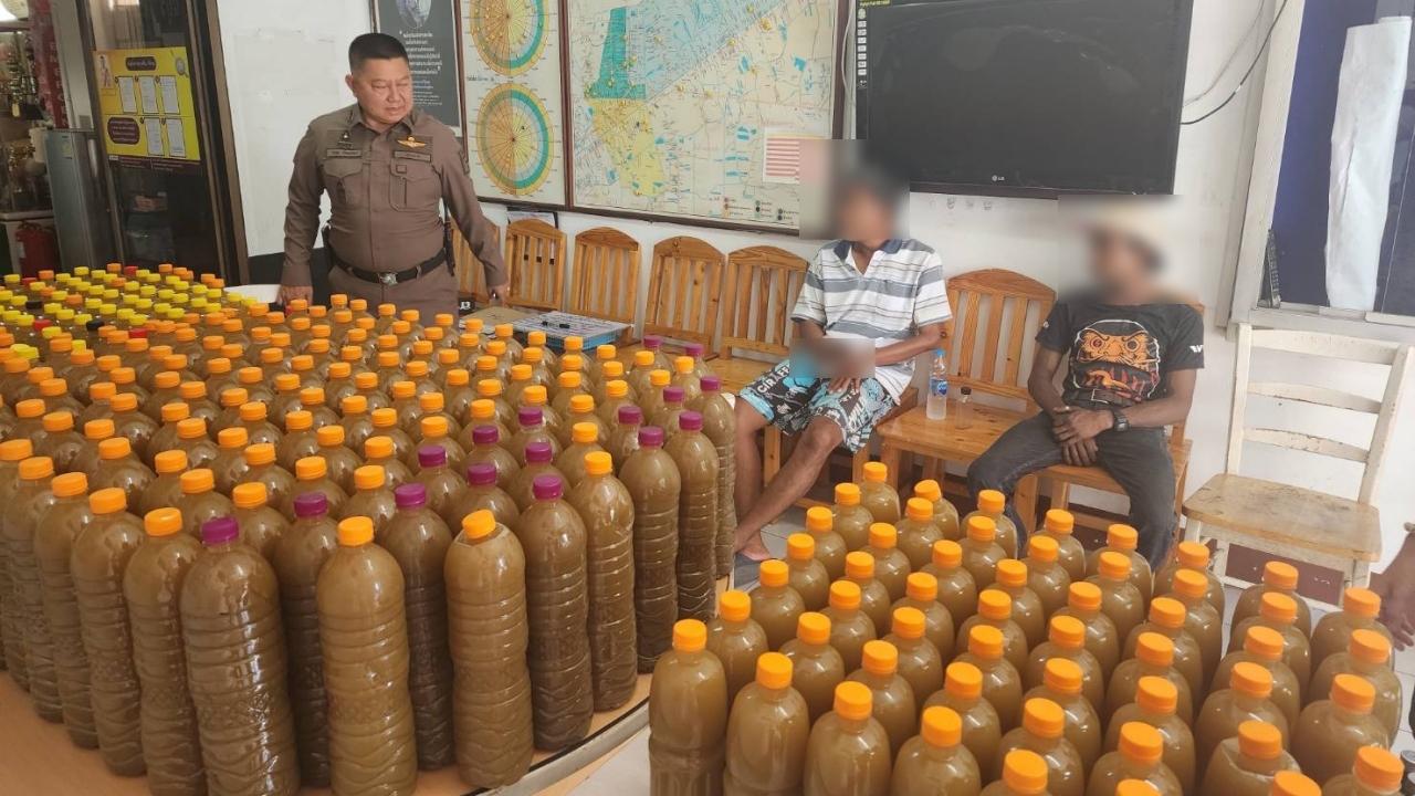 ตำรวจ สน.มีนบุรี รวบหนุ่มใหญ่ขายน้ำกระท่อมริมถนน ของกลางกว่า 300 ขวด