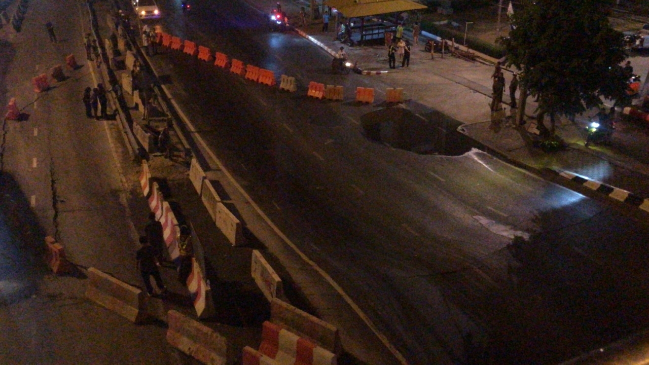 ถนนทรุดตัวใกล้ต่างระดับพระราม 2 รถติดยาวเหยียด เจ้าหน้าที่เร่งแก้ไข