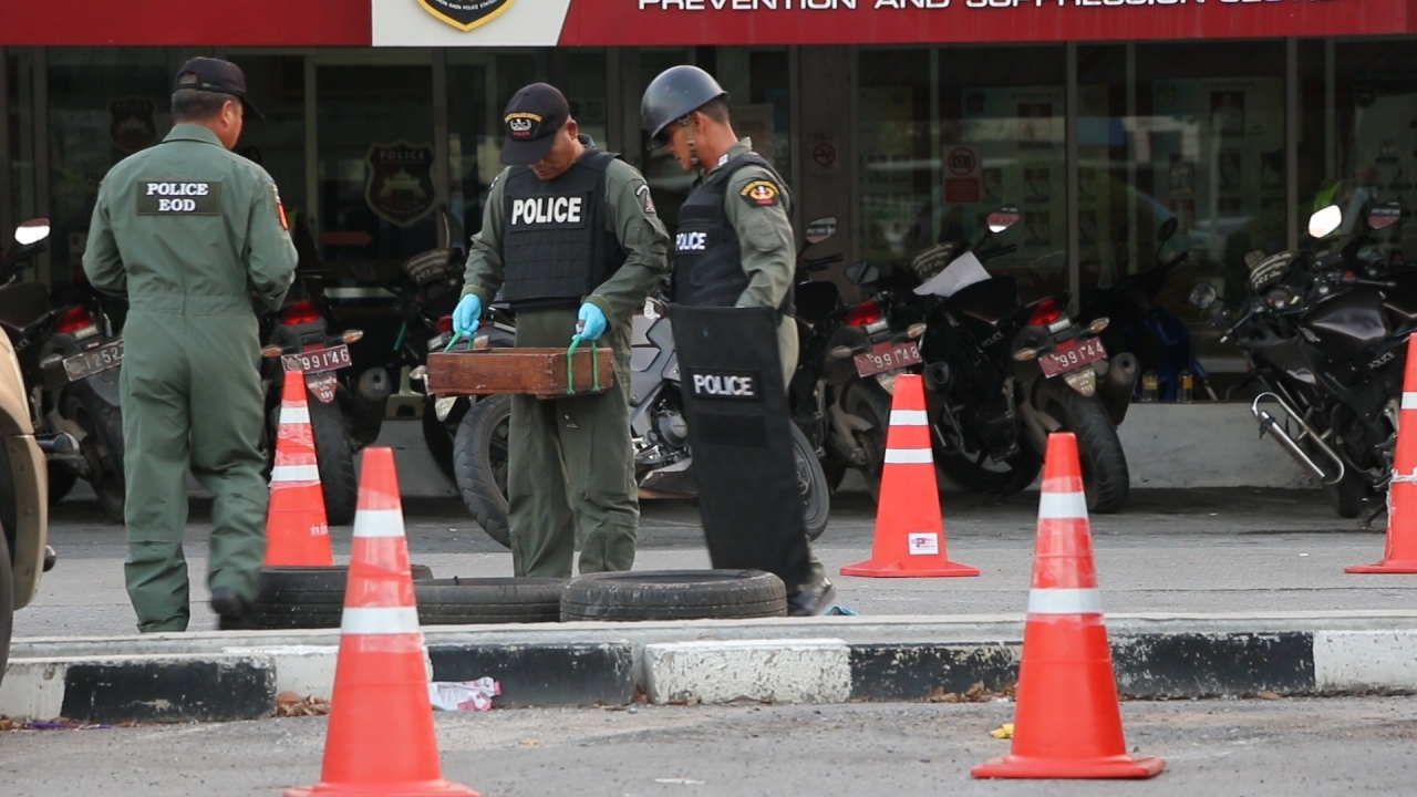 แตกตื่นทั้งโรงพัก หนุ่มเก็บระเบิดได้ รีบนำมาคืนตำรวจ EOD ตรวจสอบวุ่น