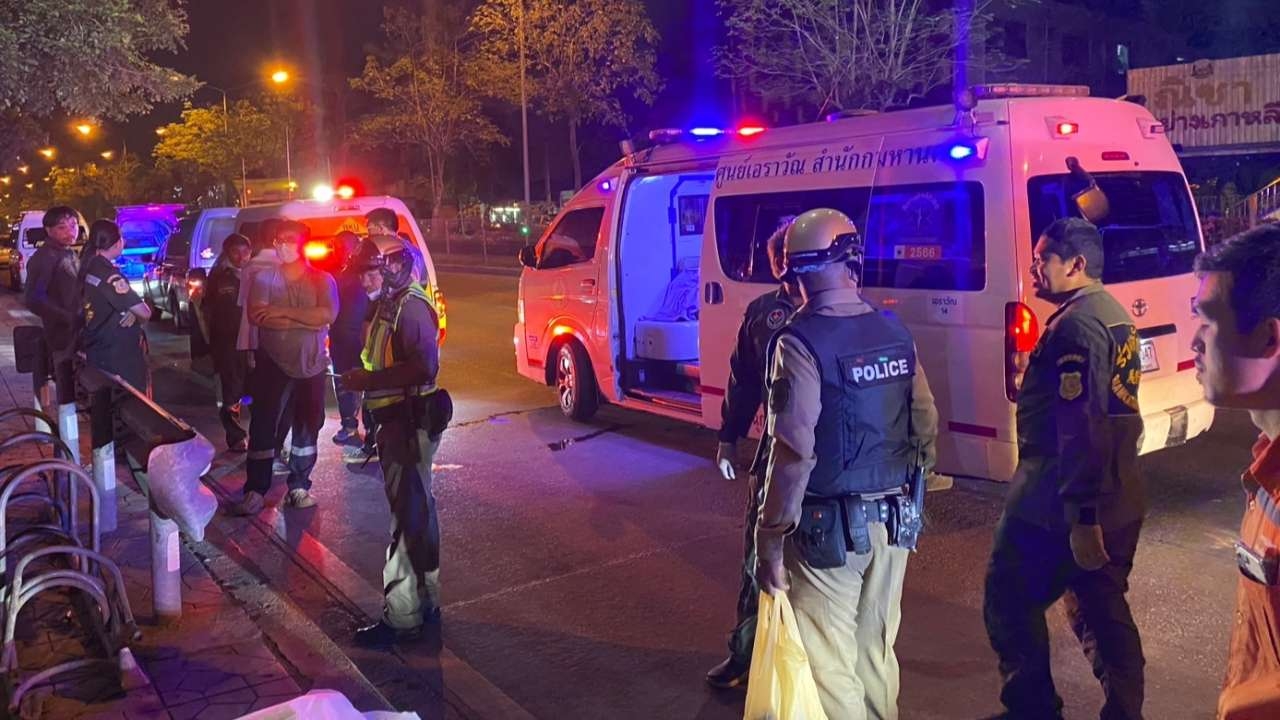 ส.ต.อ.ซิ่งบิ๊กไบค์ ชนราวเหล็กกั้นถนน ร่างกระเด็นหัวฟาดสะพานดับคาที่