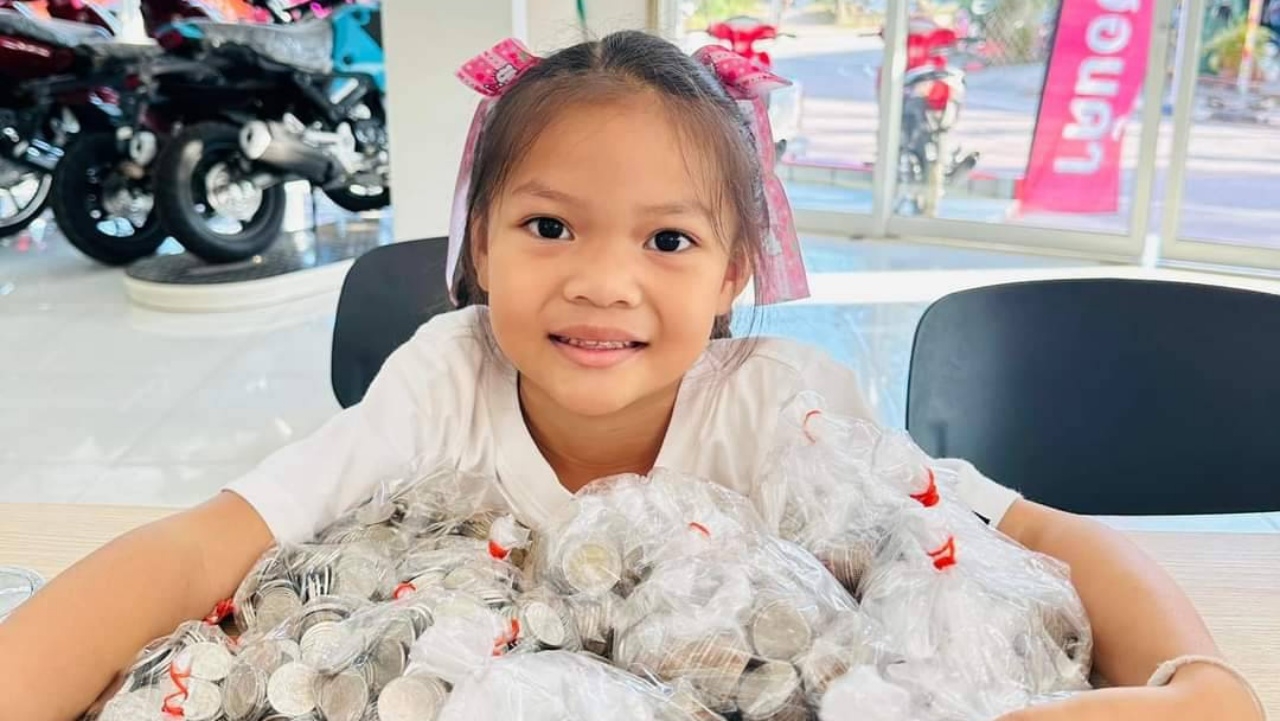 "ตังค์ออมหนูหมดเลย" หนูน้อย 5 ขวบทุบกระปุก ซื้อมอเตอร์ไซค์คันใหม่ให้ยาย