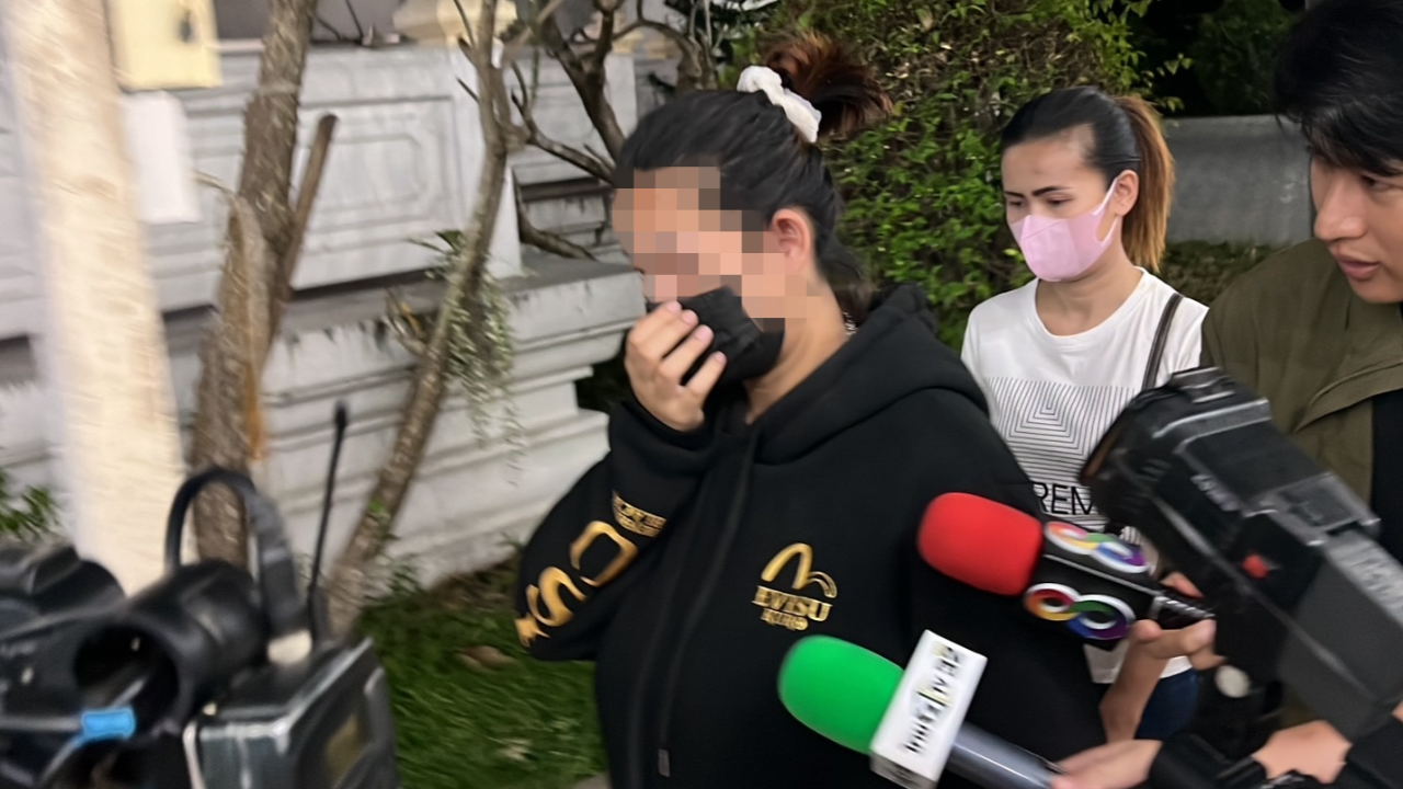 แม่เลี้ยง "น้องนาย" โผล่งานศพ-จุดธูปขอขมา ญาติตะโกนด่าลั่นวัด