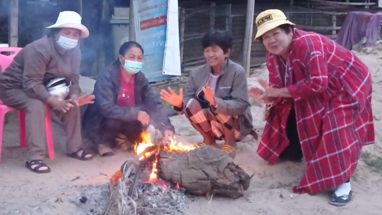 อีสานอุณหภูมิลดวูบ เช้าลมเย็นเฉียบ ชาวบ้านต้องก่อไฟผิง