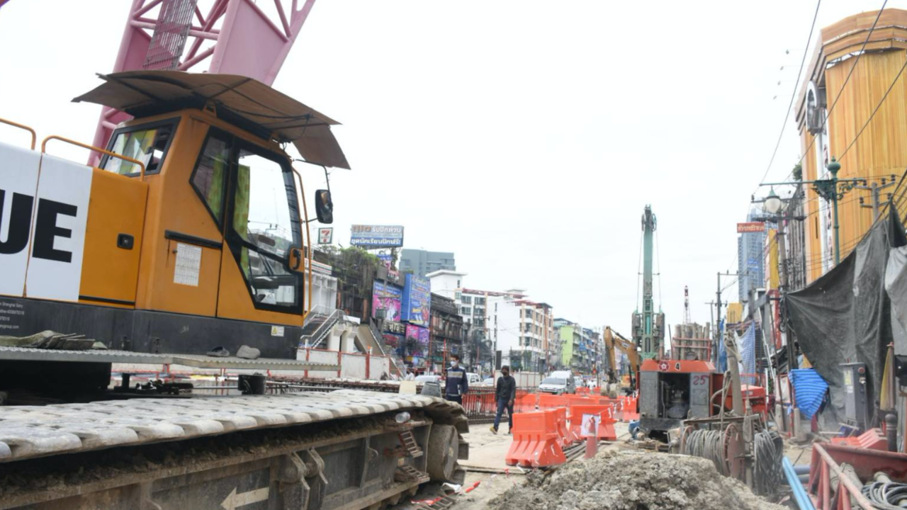 เหล็กหลุดจากเครน ตกใส่ศีรษะโฟร์แมนก่อสร้างรถไฟฟ้าสายสีม่วง ดับสลด