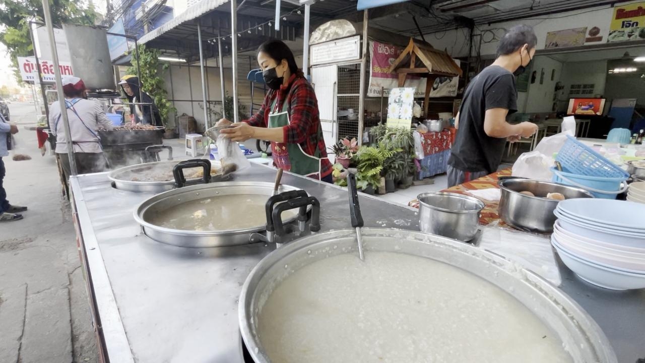 ขอนแก่นหนาวเย็น พาโจ๊ก กวยจั๊บ ต้มเส้นร้อนๆ เป็นเมนูรับความหนาวที่ขายดีสุด 