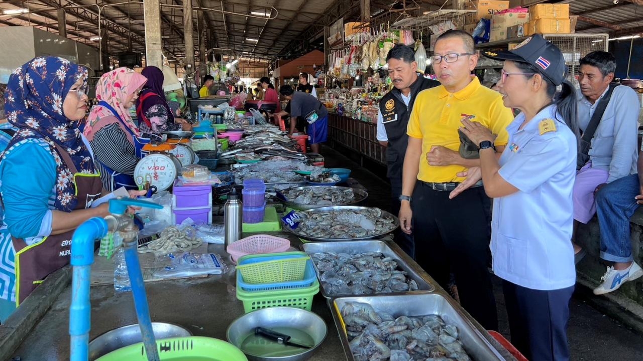 ประมงและปกครอง อ.ตะกั่วป่า ตรวจแผงขายกุ้ง หลังเกษตรกรร้องถูกขโมยกุ้งจากบ่อไปขาย