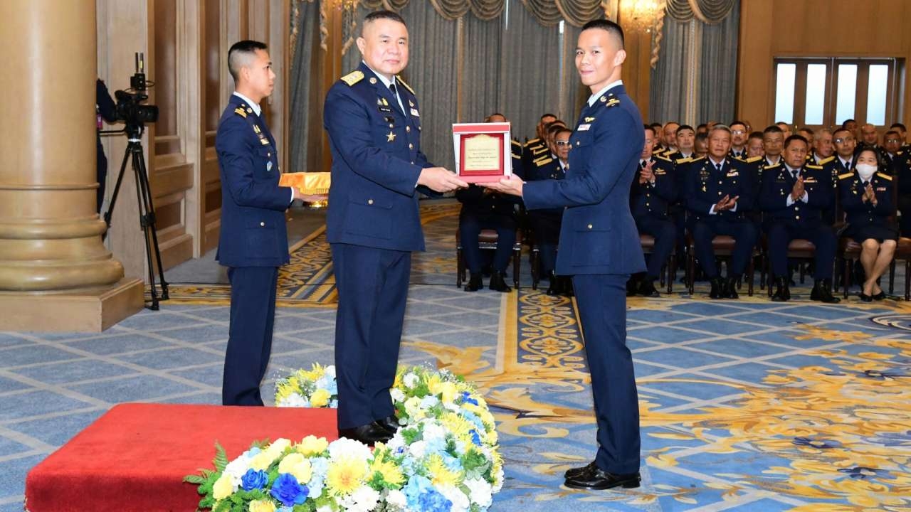 ผบ.ทอ.ประดับเครื่องหมายให้ 33 ศิษย์การบินรุ่น 151 สู่นักบินกองทัพอากาศ