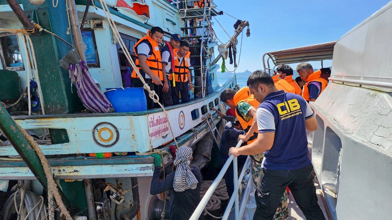 เรือไดวิ่งเจอคลื่นยักษ์ซัดอับปาง 2 ชีวิตจมหาย 16 คนลอยคอกลางทะเลอันดามัน (คลิป)