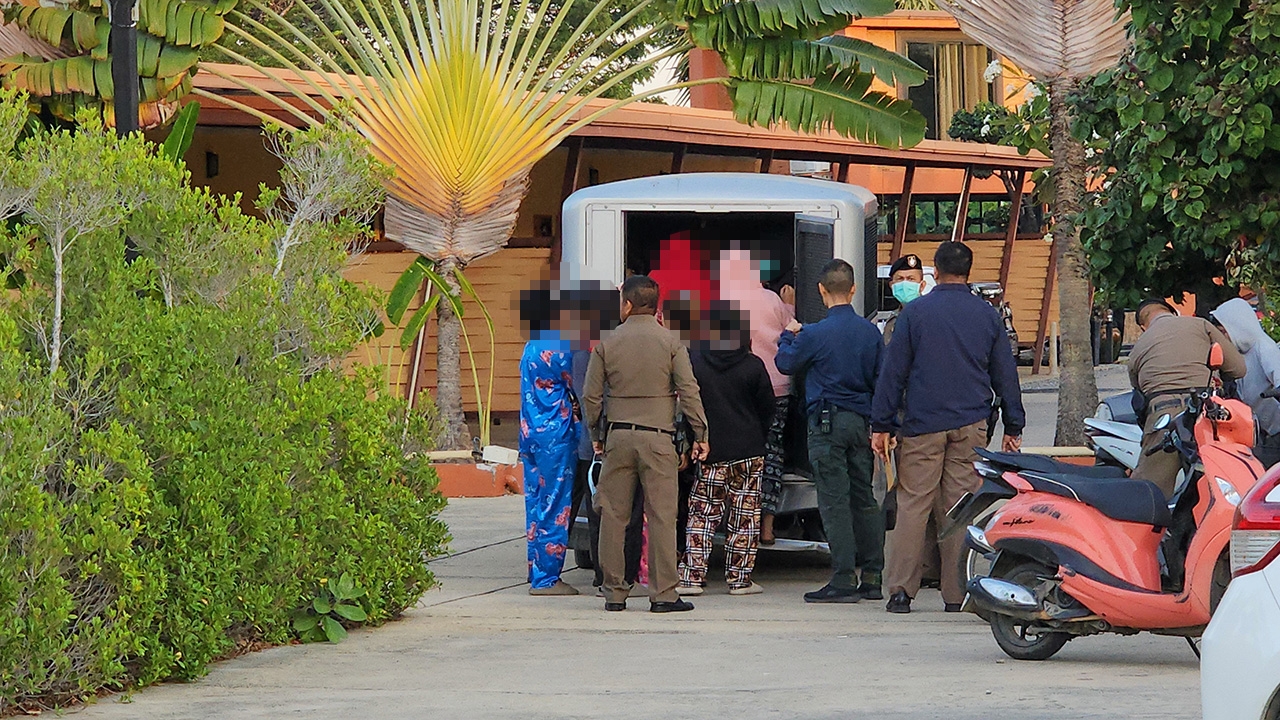 โจ๋วัย 18 เปิดโรงแรมมั่วสุม ตำรวจบุกทลายปาร์ตี้ยานรก พบฉี่ม่วง 63 คน (คลิป)