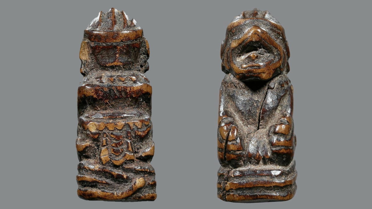 เครื่องรางยอดนิยม หนุมานไม้แกะ หน้าโขน นั่งยอง โดยช่างชาวบ้านราคาหลักแสน