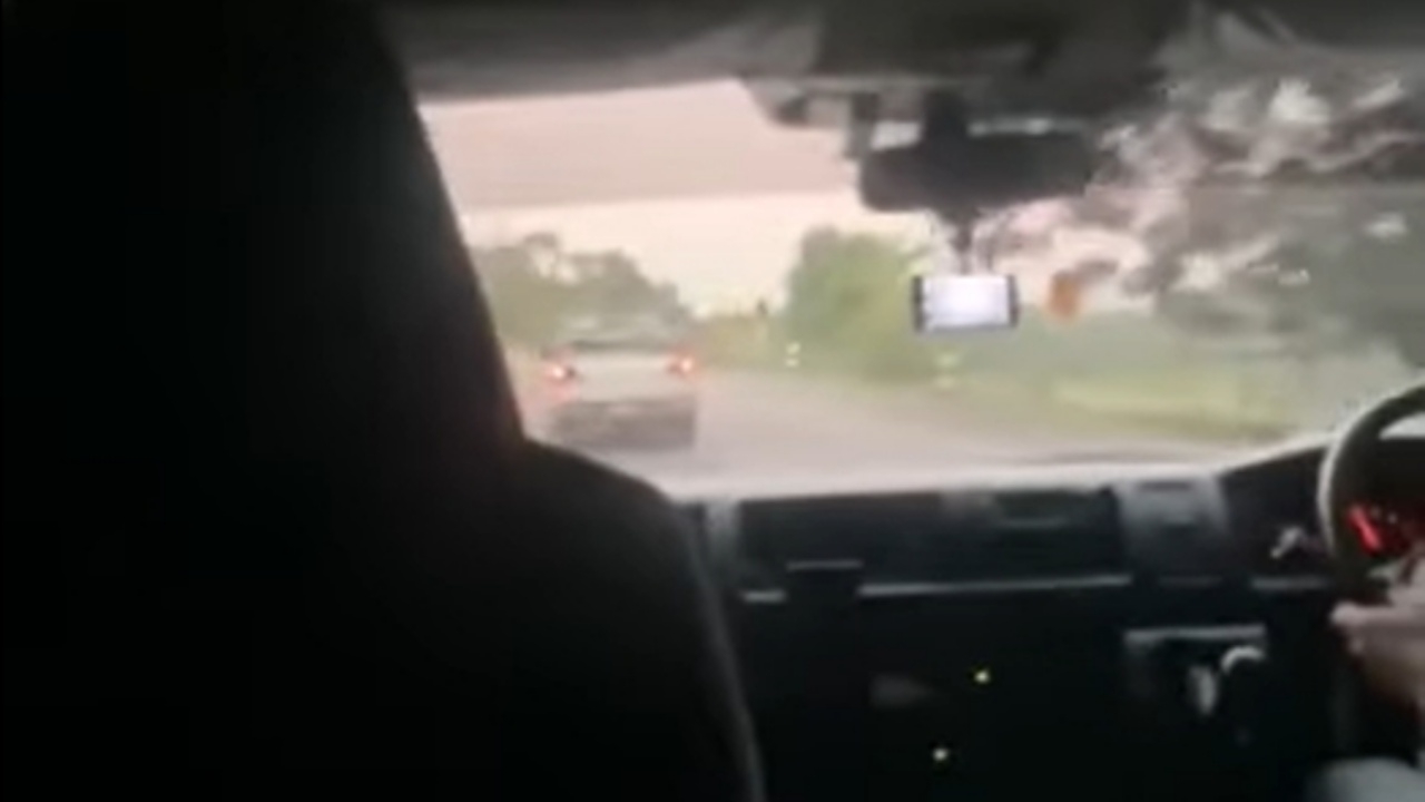 จากผู้โดยสาร กลายเป็นผู้ประสบภัย เมื่อคนขับรถตู้สวมบทพลเมืองดี ตามจับคนทำผิด