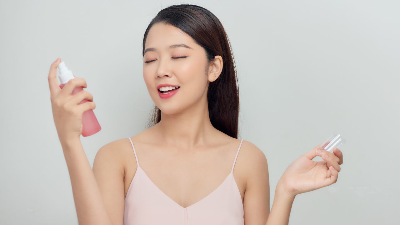 10 สเปรย์ล็อกเมกอัพ ยี่ห้อไหนดี 2024 คุมมัน ผิวฉ่ำ หน้าสวยเป๊ะตลอดวัน