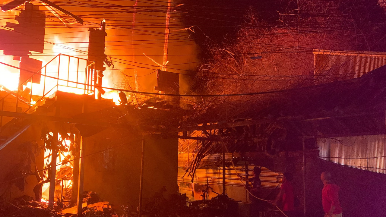 ไฟหน้าหนาวไหม้ชุมชนโลนลี่บีช เกาะช้าง กลางดึก วอดกว่า 10 หลัง 