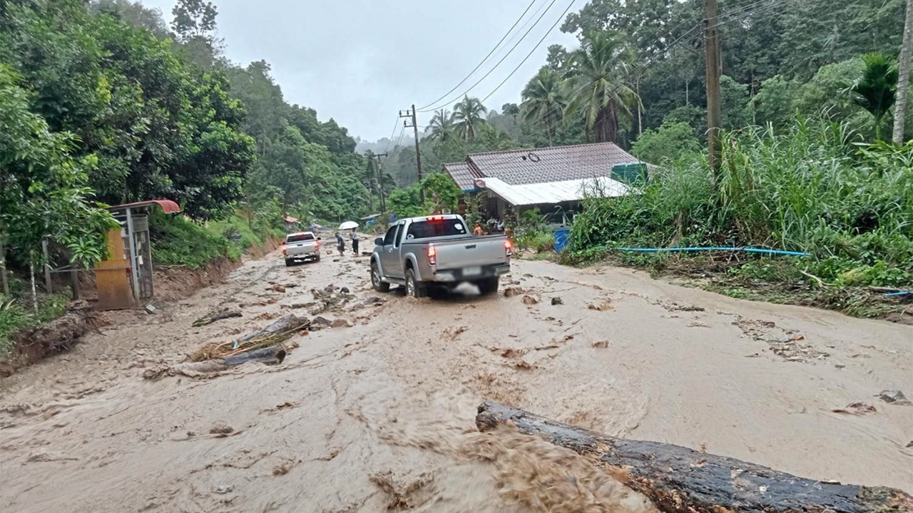 ฝนถล่มใส่ภาคใต้ ส่วนเหนือเย็นยะเยือก ไร้แวว 2 คนหายกลางอันดามัน (คลิป)