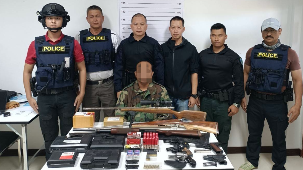 จับหนุ่มชอบปืน สั่งซื้อโอนเงินออนไลน์ สะสมไว้ในห้อง 8 กระบอก 