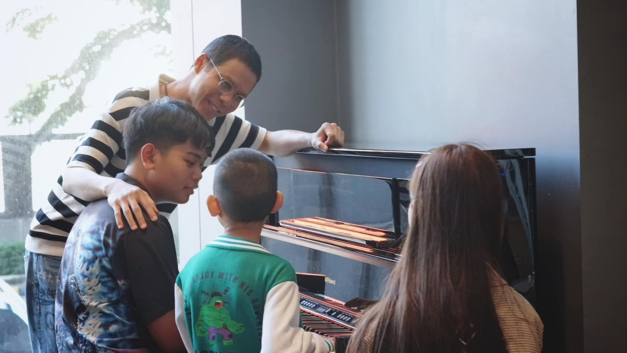 หนึ่ง จักรวาล ส่งต่อโอกาสให้เด็กๆ ซื้อเปียโนให้ไว้หาเงินเลี้ยงตัวเอง