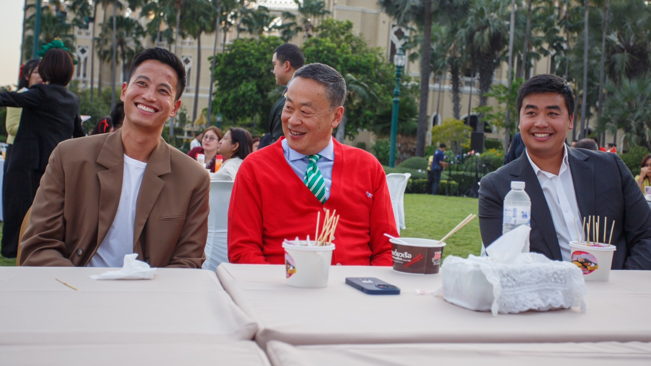 นายกฯ ใส่ที่คาดผมกวางเรนเดียร์ ควง 2 ลูกชาย ร่วมงานเลี้ยงปีใหม่สื่อ