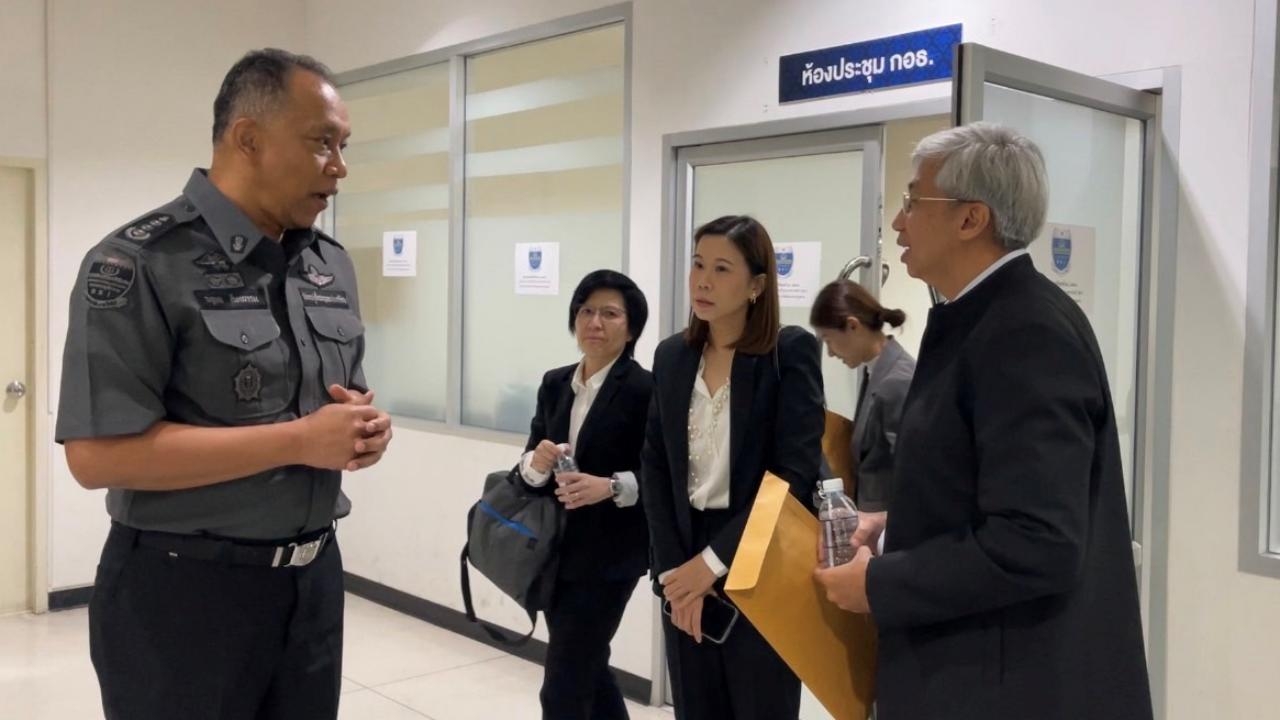 ตัวแทนสยามแม็คโครพบดีเอสไอ มอบเอกสารที่เกี่ยวข้องคดีหมูเถื่อน 118 รายการ 