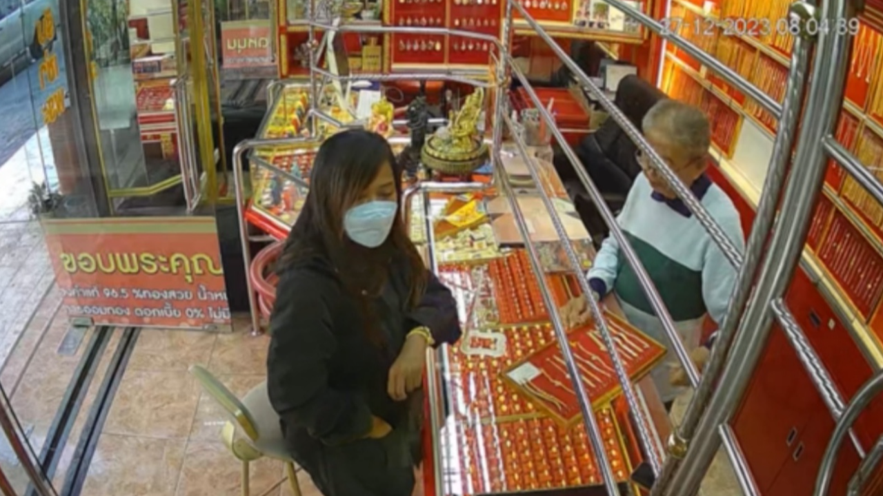 สาวขอซื้อทอง “สแกนจ่าย” เอาใส่แขน 2 เส้น ลุกเดินไปหน้าตาเฉย 