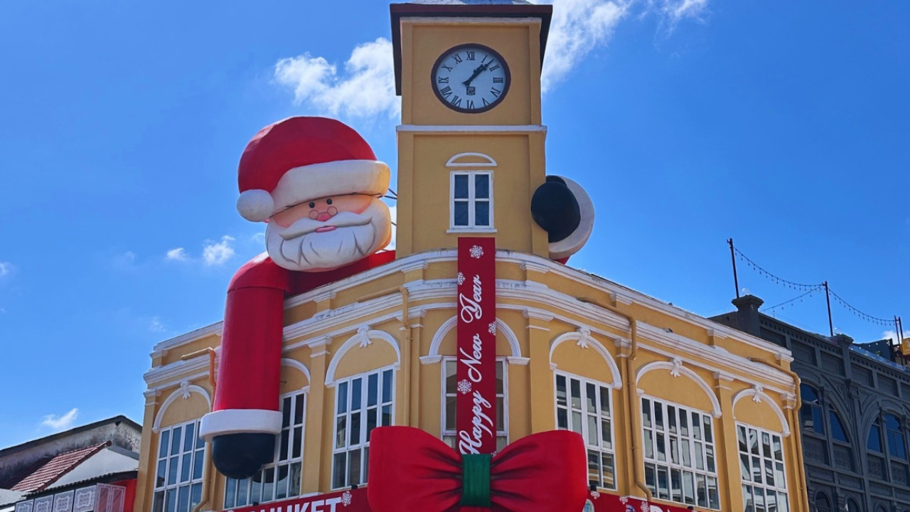 แวะถ่ายรูป ‘ซานต้ายักษ์’ แลนด์มาร์กใหม่ ส่งท้ายปี 2023 ย่านเมืองเก่าภูเก็ต