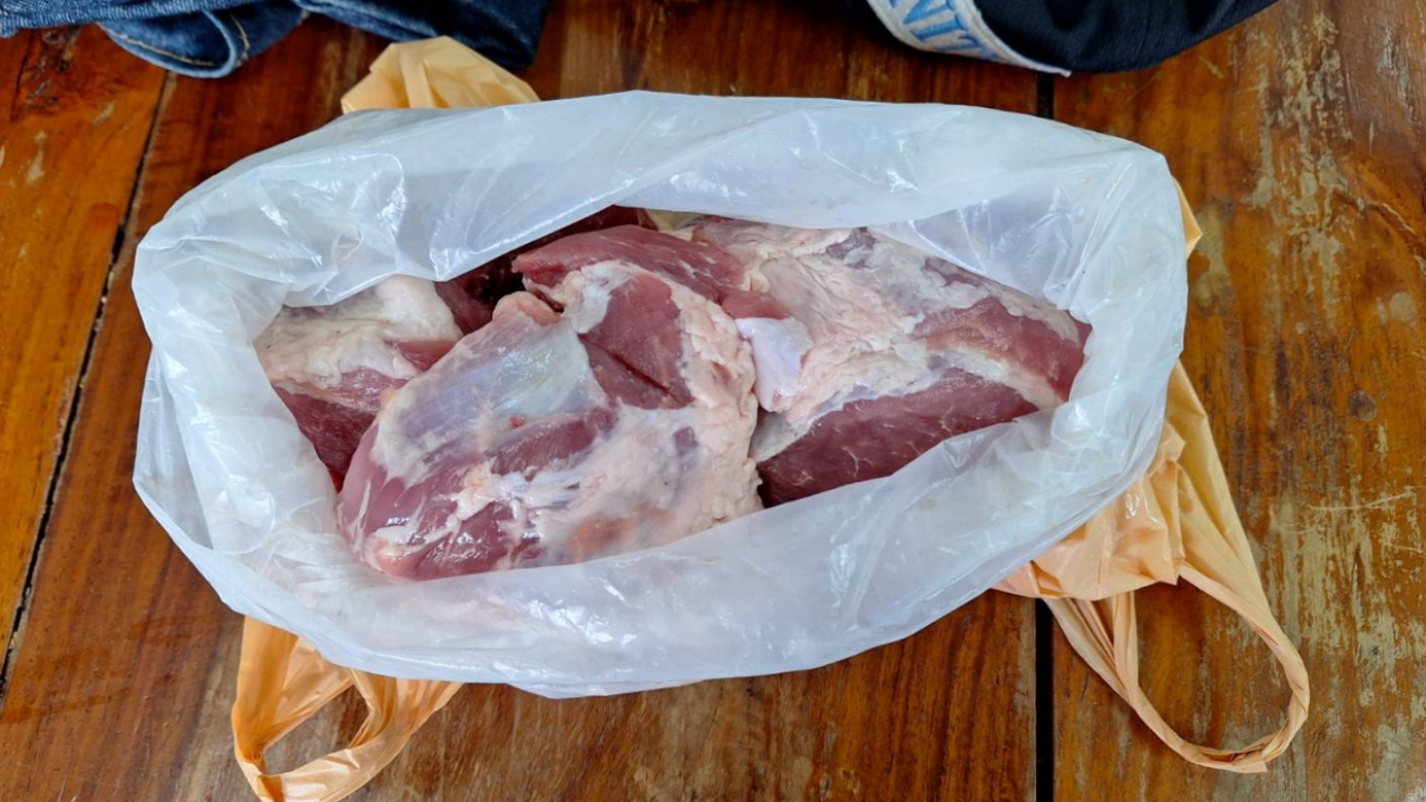 สาวลูกดก 6 คนพาแฟนทอมวิ่งราวทอง ลักเนื้อหมู อ้างเป็นวิธีเดียวที่จะอยู่รอด 