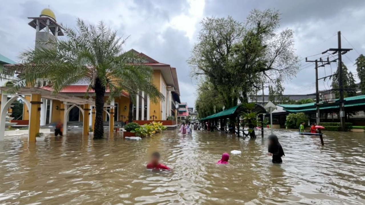 น้ำท่วมยะลา ร.ร.ประกาศหยุดเรียนไม่มีกำหนด พร้อมยกเลิกสอบกลางภาค