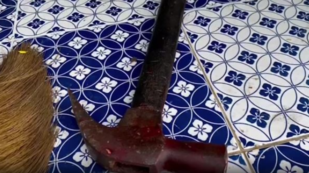 ค้อนทุบดับ หนุ่มเสพยาฆ่ารุ่นพี่ อ้างฉุนรื้อของ-ถามไม่ตอบเลือดขึ้นหน้า