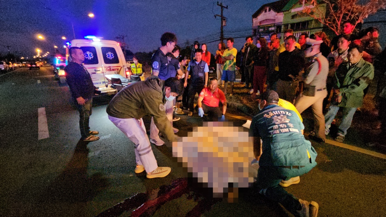 ส.ท.ขับชนนร.ข้ามทางม้าลายจะเข้าบ้าน กระเด็นไปไกล 50 เมตรดับคาที่