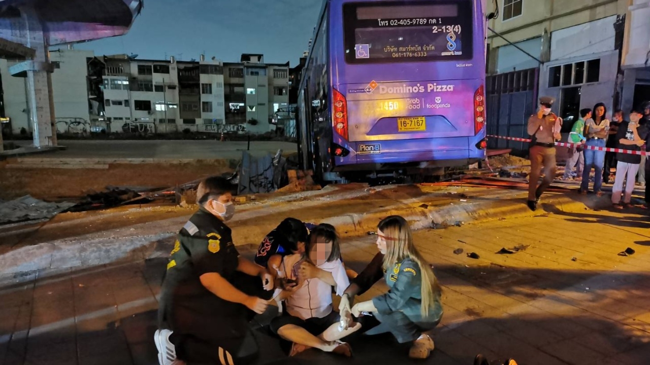 รถ ปอ.69 ชนจยย.พ่อค้าประตูน้ำดับ อ้างสามล้อตัดหน้า เหยียบเบรกผิด 