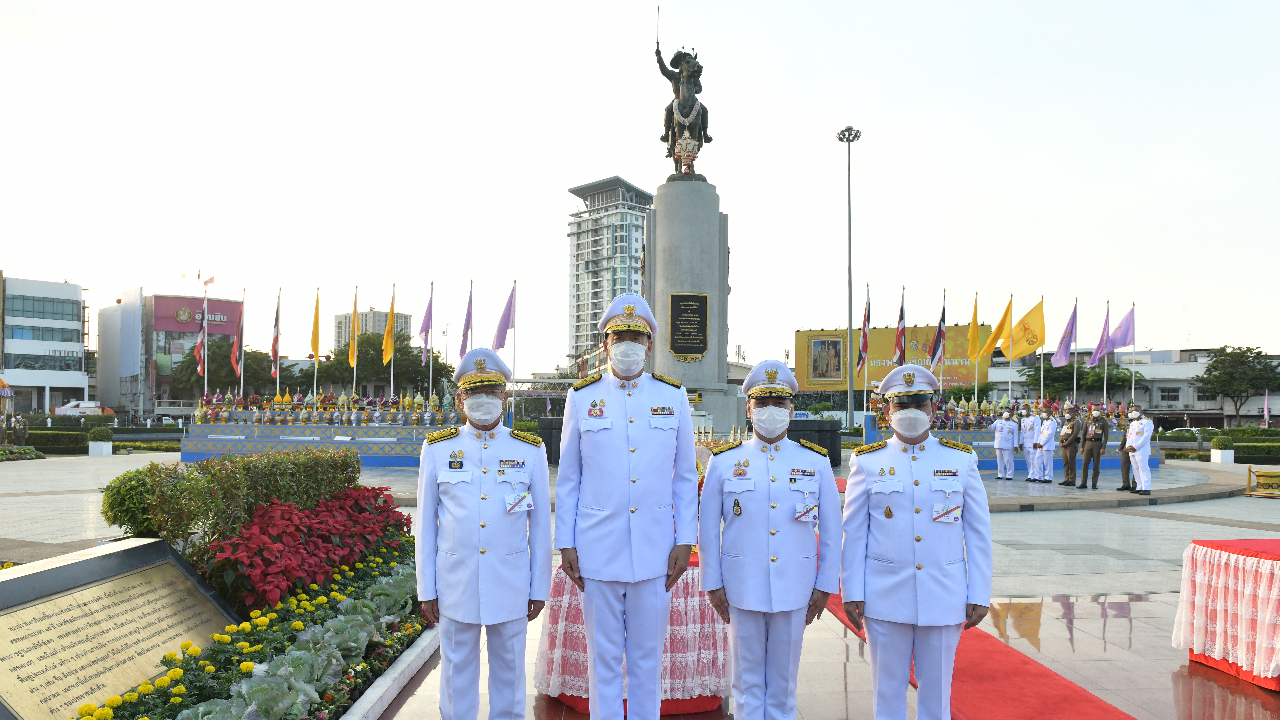 นายกฯ วางพานถวายราชสักการะ "สมเด็จพระเจ้าตากสินมหาราช" วงเวียนใหญ่