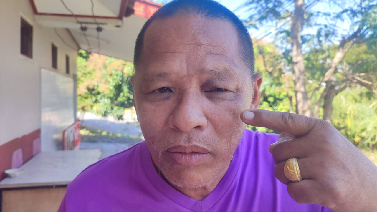 นายก ทต.บ้านกรูด พร้อมพวก 5 คน มอบตัว คดีรุมทำร้ายรอง สวป.   