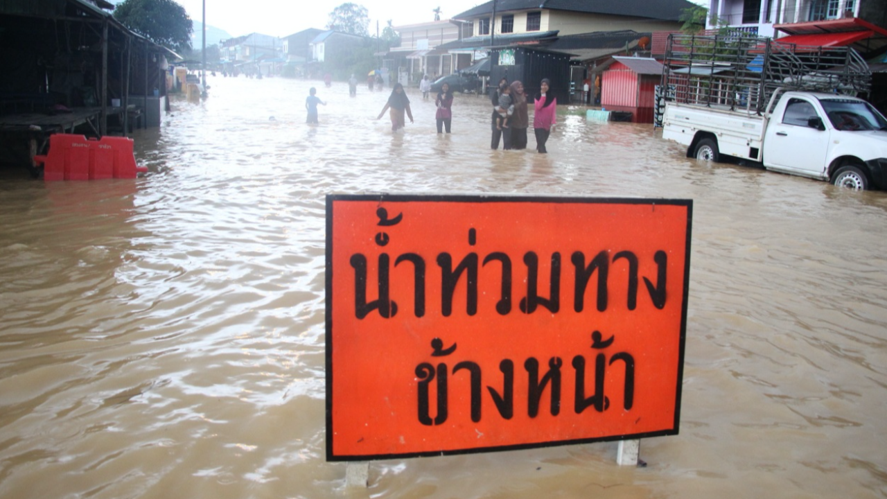 สภาพอากาศวันนี้ อุ่นขึ้นอีก 1-2 องศาฯ ใต้ตอนล่างยังมีฝนหนักบางแห่ง 
