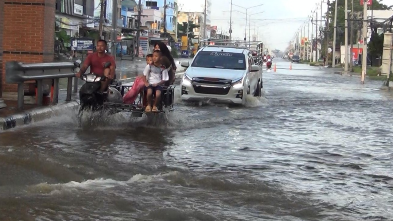 น้ำทะลักเข้าตัวเมืองปัตตานี ท่วมถนน ร้านค้า หนักสุดรอบ 9 ปี 