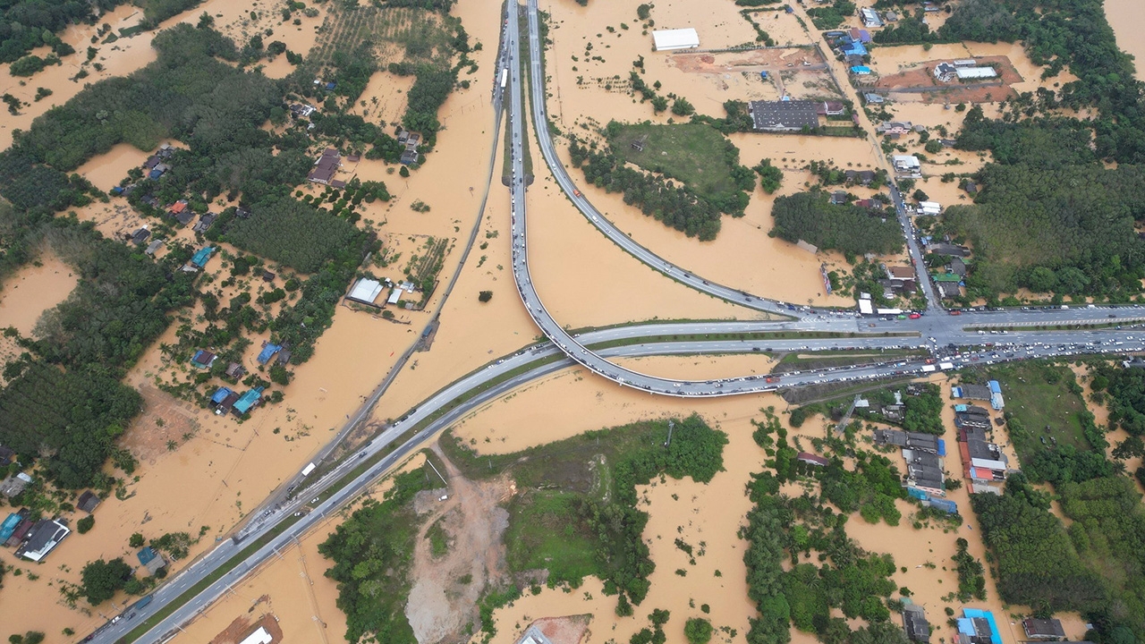 ห้ามขึ้นราคาสินค้า ซ้ำเติมวิกฤติท่วมใต้ นราธิวาสอ่วม "13 อำเภอ" เริ่มขาดน้ำกับอาหาร