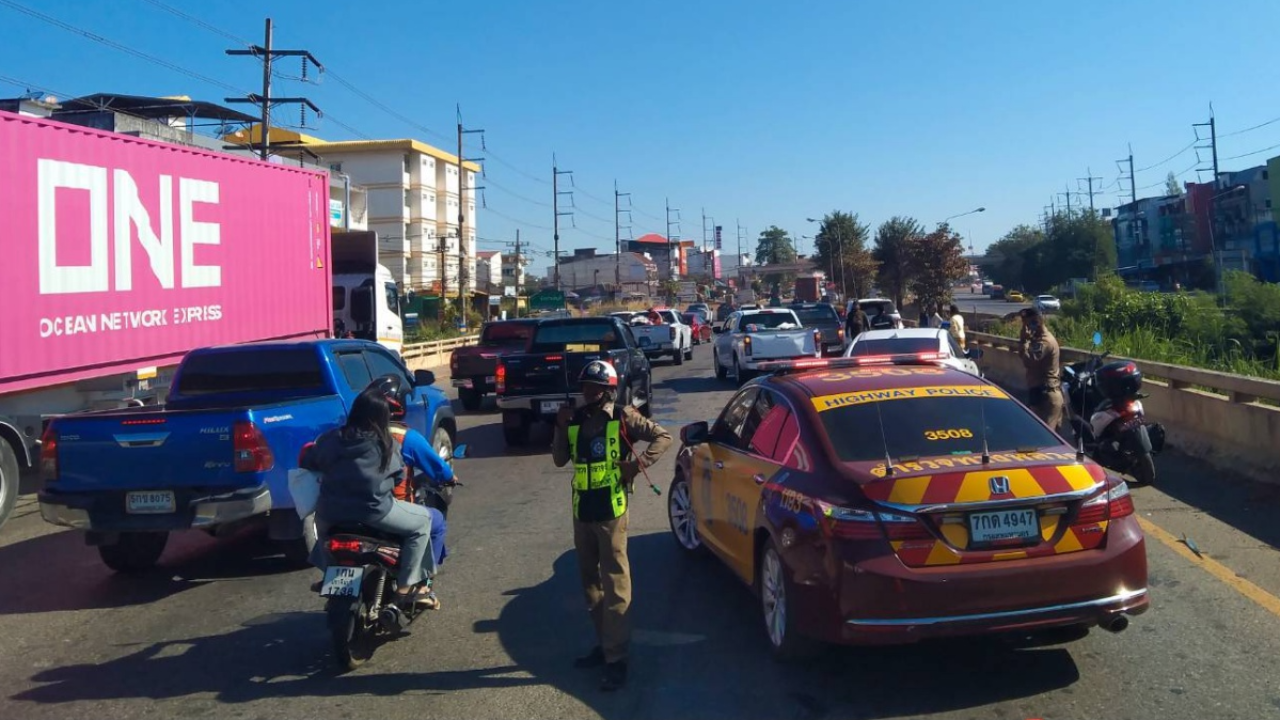 ถนน 304 รถชนกันทำติดยาว 10 กม. ตร.เตือนอย่าขับจี้ตูด อย่าเล่นมือถือ 