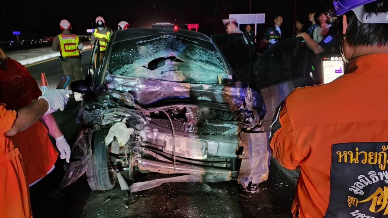 สาวชัยภูมิขับแจ๊สชนท้ายสิบล้อบรรทุกอ้อย ดับ 2 ศพ สาหัส 1