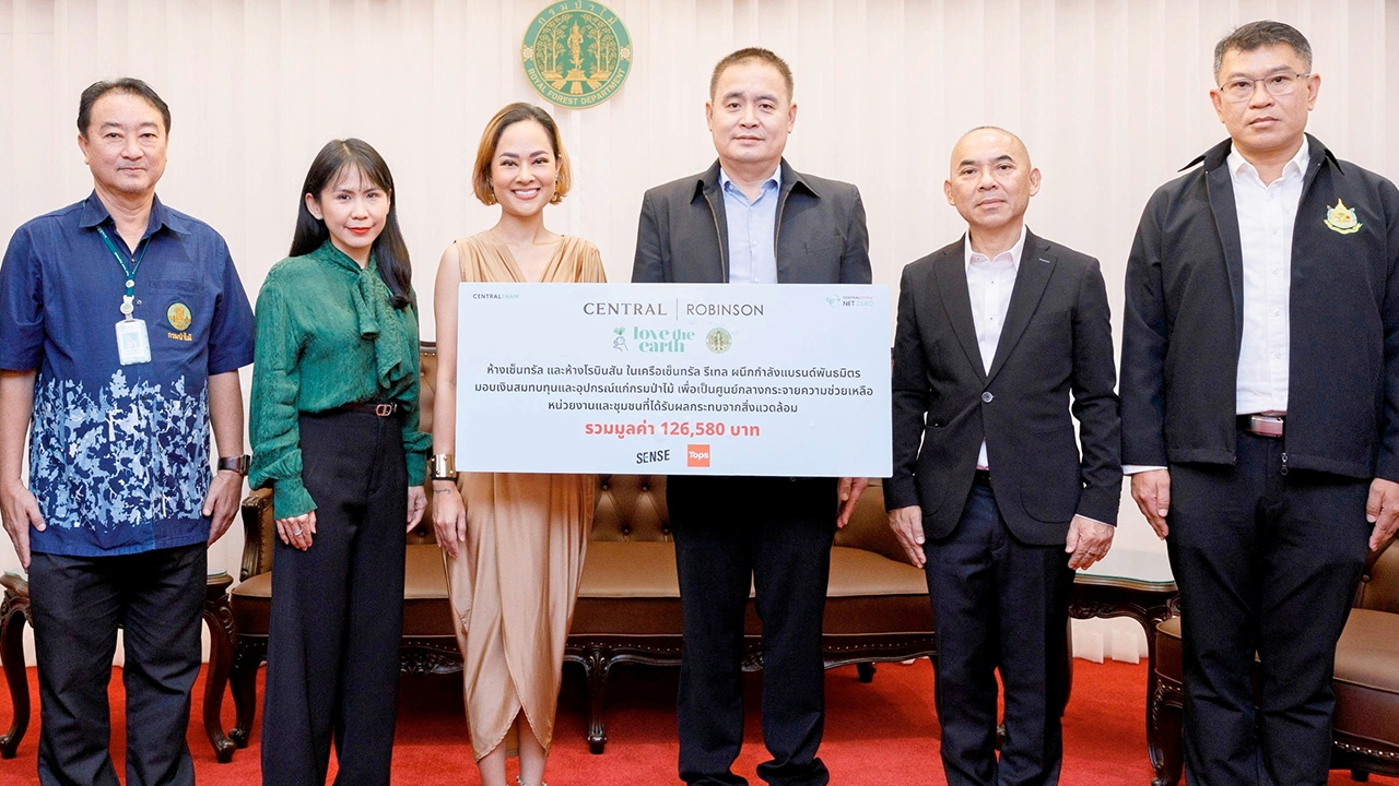 "ตรีรนันท์ และ พิมพ์ชญา" มอบเงินช่วยชุมชนที่ได้รับผลกระทบจากสิ่งแวดล้อม