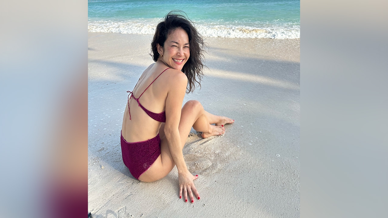 พอลล่า เทเลอร์ แซ่บซี้ดส่งท้ายปีกับชุดว่ายน้ำบิกินี แจกความสดใสริมหาด