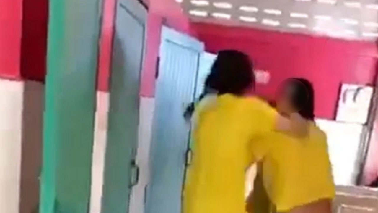 วิจารณ์ยับ พี่ ม.6 รุมตบ "รุ่นน้อง" ในห้องน้ำโรงเรียน อ้างโมโหที่ถูกล้อเลียน