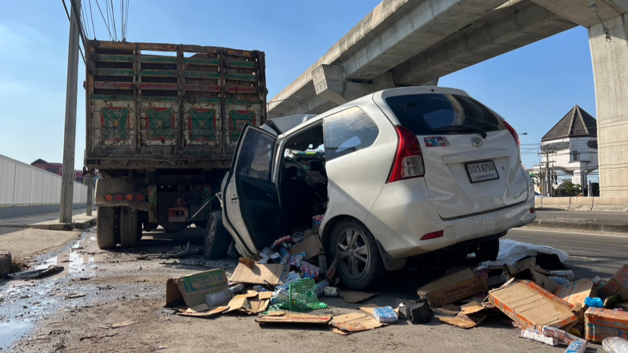 สลด 2 สาวพนักงานรถส่งนมโฟร์โมสต์ ชนท้ายสิบล้อจอดริมถนน ดับคู่ 