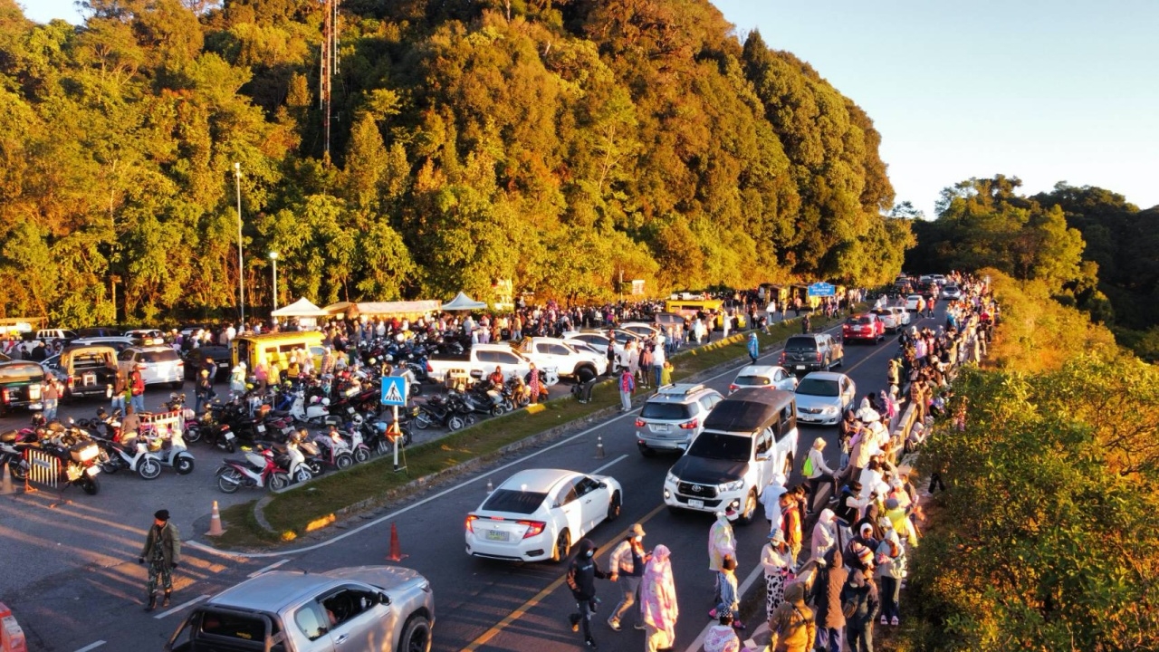 แห่เที่ยวเคาต์ดาวน์เชียงใหม่ อช.อินทนนท์ เก็บค่าเข้าวันเดียวกว่า 1 ล้าน