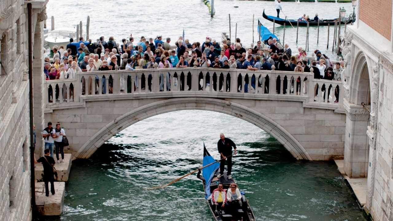 เมืองเวนิสจ่อแบนนักท่องเที่ยวกลุ่มใหญ่-เครื่องขยายเสียง