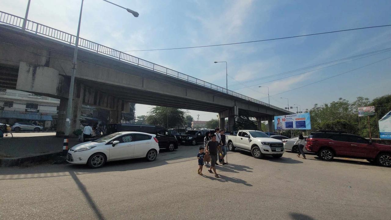 ส่งท้ายปีเก่าต้อนรับปี 2567 นทท.แห่เที่ยวตลาดริมเมย พาชายแดนแม่สอดคึกคัก 